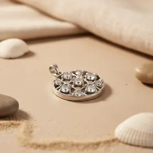 Pendentif numéro en argent 925 avec zircone cubique pour femmes, à porter au quotidien et en cadeau - Product Image 1
