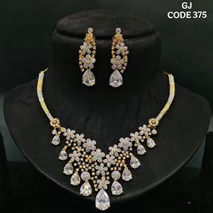 Ensemble de bijoux de créateur AD avec collier et boucles d'oreilles parfait pour les fiançailles Sangeet et les tenues traditionnelles à vendre - Product Image 4