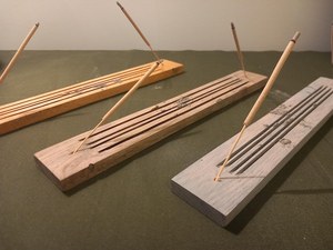 Brûleur d'encens religieux traditionnel indien en bois fait main et durable pour Agarbatti, décoration de salle de prière, temple, méditation - Product Image 2