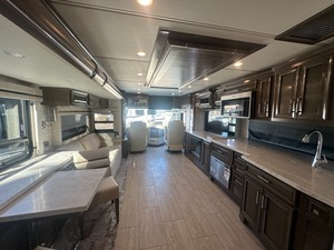 Nueva RV N-E-W-M-A-R V-E-N-T-A-N-A 3809 Modelo 2025 con Alto Rendimiento y Amplias Posibilidades de Alojamiento Disponible para la Venta - Product Image 4