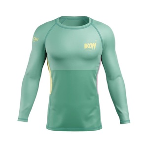 Rashguard à manches courtes respirant pour homme, or sur noir, UPF50+, séchage rapide, écologique - Product Image 5