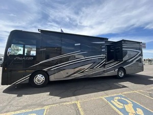 ผู้จำหน่ายรถบ้านมือสองปี 2023 ยี่ห้อ Thor Motor Coach รุ่น Palazzo Class A เครื่องยนต์ดีเซล ขนาด 37.5 ฟุต พร้อมขาย - Product Image 6