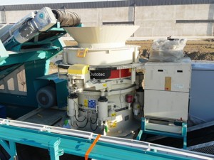 Trituradora de cono duradera de la serie HP para trituración secundaria en operaciones mineras con componentes principales, caja de engranajes de cojinete de motor - Product Image 2