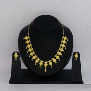 ชุดสร้อยคอชุบทองแบบชาติพันธุ์พร้อมต่างหู เครื่องประดับเจ้าสาวแบบอินเดียลายดอกไม้ สร้อยคอแต่งงานดีไซน์ใหม่ล่าสุดและไม่ซ้ำใครสำหรับผู้หญิง - Product Image 1