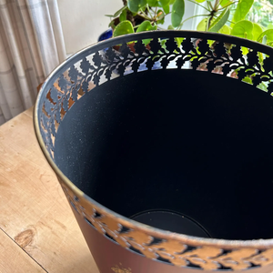 Papelera de metal con hermosa Impresión digital con pies de latón. - Product Image 2