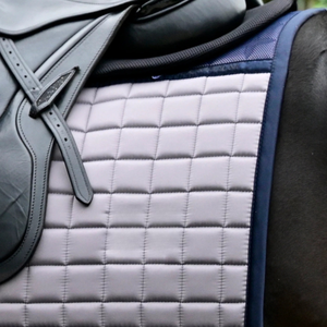 Tapis de selle anglais durable et respirant doublure douce matelassée pour le confort du cheval conception légère pour l'équitation quotidienne et l'utilisation d'exposition - Product Image 6