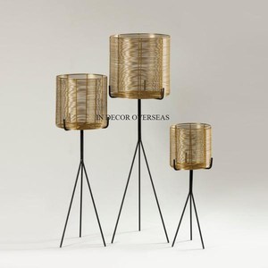 Petite jardinière en métal de forme ronde plaquée or de haute qualité à texture martelée la plus vendue avec support de trépied enduit de poudre de couleur noire - Product Image 5