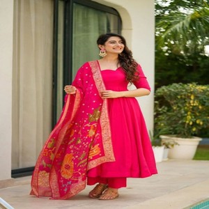 Traje Anarkali VASTRA COTTAGE GMY de Chinon Puro con Dupatta Estampada Digitalmente Suave y Plazo de Algodón Butter Completamente Cosido - Product Image 1