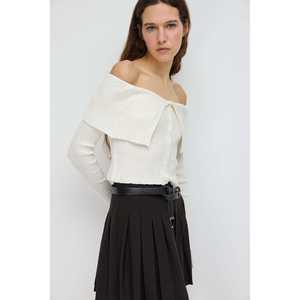 Top de punto de viscosa/poliéster con cuello de lazo y hombros descubiertos, estilo casual - Product Image 1