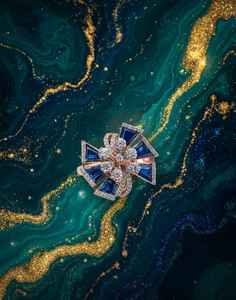 Anillo Fino con Diseño Único y Popular con Diamantes Moissanite y Piedra Púrpura - Product Image 1