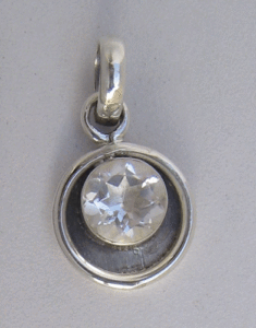 Pendentif artisanal en argent sterling 925 avec topaze blanche naturelle sertie clos, pendentif breloque pour femme, technologie d'incrustation, India Shah Gems - Product Image 1