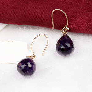 ต่างหูห้อยระย้าทรงคลาสสิกประดับพลอยอเมทิสต์ทรงเหลี่ยมธรรมชาติจาก Memoria Jewels ตัวเรือนทองคำแท้ 18k สีเหลือง ทำด้วยมือ ได้รับการรับรองจาก IGI สำหรับผู้หญิง - Product Image 3