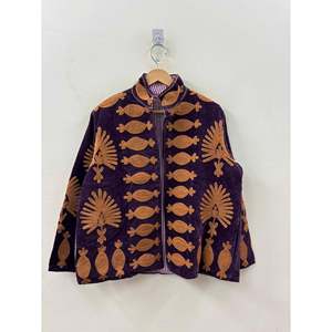 Colección Otoño: Chaqueta de Terciopelo Amethyst Darbar Bordada a Mano en Violeta Intenso y Dorado Azafrán con Diseño Suzani - Product Image 4