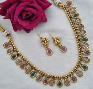 ENSEMBLE DE BIJOUX INDIENS TRADITIONNELS ET À LA MODE EN CUIVRE ENSEMBLE DE BIJOUX DE MARIAGE POUR FEMMES BOUCLES D'OREILLES ET COLLIER - Product Image 1