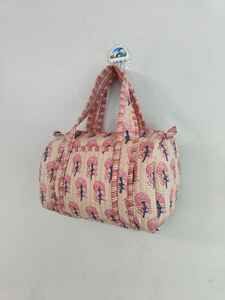 Sac fourre-tout matelassé en coton imprimé au bloc, fait main en Inde, avec fermeture éclair et motif floral – Petit sac de mode pour femme, idéal pour la mariée, la plage ou le shopping - Product Image 5