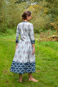 Vestido Melody Estampado a Mano, Algodón Puro, Línea A, Estilo Boho, Blanco y Azul - Product Image 5