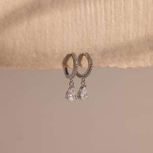 Pendientes de aro de diamantes, pendientes de gota de diamantes chapados en oro y plata 925, pendientes minimalistas de aros Huggie, regalo para ella - Product Image 2