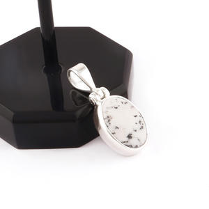 Colgante de plata de ley 925 con forma ovalada y ópalo, joyería hecha a mano con piedras preciosas - Product Image 1