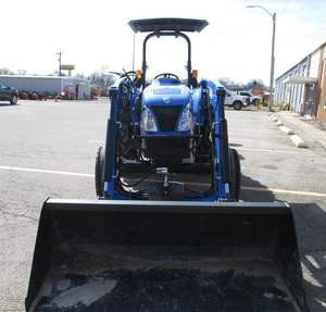 Tractor de Ruedas New Holland 4x4 de Segunda Mano en Excelentes Condiciones, 60HP, con Motor, Caja de Cambios y Bomba para Maquinaria Agrícola - Product Image 1