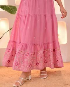 Ensemble Kurta Chanderi rose avec broderie florale, dupatta, fête traditionnelle, soie de luxe, col en cœur sirène, satin - Product Image 3