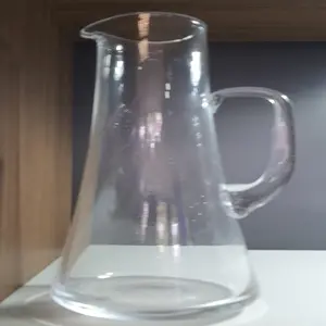 ग्लास पानी का घड़ा कैफ़े पानी की बोतल हैंडल के साथ बोतल ग्लास शादी की पार्टी गुणवत्ता वाला पानी ग्लास क्रिस्टल जग ढक्कन के साथ कलरफू