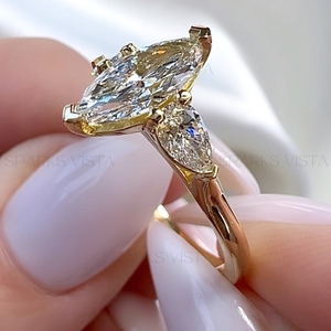 แหวนเพชรโมอิสและลูกแพร์10K/14K/18K ประดับเพชรแบบสามเม็ดทำจากหินอัญมณีงานหมั้นแบบปรับแต่งได้ - Product Image 4