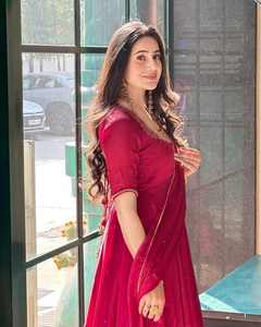 Conjunto de Traje Anarkali Bordado de Mezcla de Seda de Vino Premium Unity Luxure con Dupatta - Product Image 3