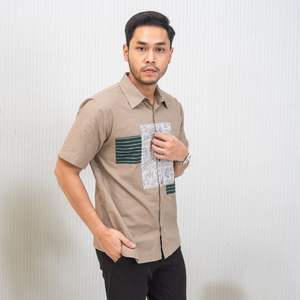 Camisa de manga corta Mocha hecha a mano de Indonesia de la mejor calidad para verano Características Bolsillo asimétrico de retazos de contraste abstracto - Product Image 2