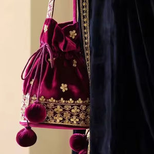 Bolsa de cubo púrpura con bordado dorado de seda con cuentas de cristal y perlas para bodas y fiestas - Product Image 1