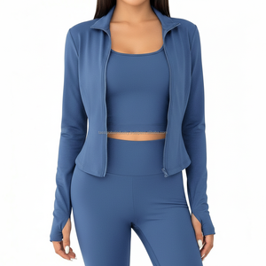 ชุดโยคะผู้หญิงแบบ 3 ชิ้นสั่งทำ OEM เสื้อแจ็คเก็ตซิปเต็มตัวพร้อมช่องสอดนิ้วโป้ง เสื้อครอปคอวี และเลกกิ้งเอวสูง ชุดออกกำลังกายสำหรับฟิตเนสและยิม - Product Image 1