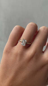 ชุดง่ามทอง18K สีทึบหรูหราตัดมรกต4กรงเล็บสำหรับปลูกในห้องแล็บแหวนแต่งงานเพชรแบบเรียบง่ายสำหรับเธอขายส่ง - Product Image 5