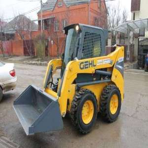 Cargadora compacta usada Gehl R220 de 2 toneladas con bomba hidráulica Denison, año 2001, origen EE. UU., probada e inspeccionada, en venta. - Product Image 4