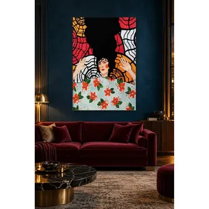 Impression sur toile de femme Fida avec les mains levées et des motifs de toile d'araignée - Product Image 5