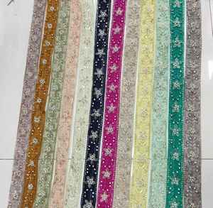 Floral fait sur mesure brodé de quatre façons de couleur avec le travail de la pierre à des fins diverses en deux pouces et demi de largeur. - Product Image 4