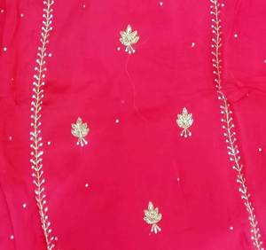 Costumes indiens de créateur modernes non cousus brodés à la main pour femmes pour les fêtes de style traditionnel - Product Image 3