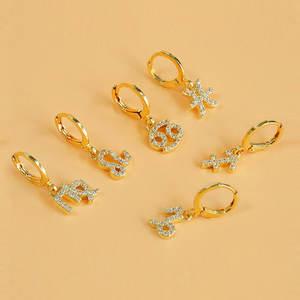 Pendientes de aro huggie con bisagras, mini horóscopo pequeño del zodiaco, venta al por mayor - Product Image 4