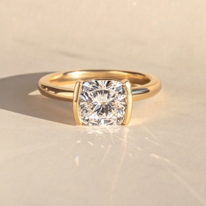 Bague de fiançailles en diamant Moissanite taillé sur coussin de 7.5mm | Solitaire de lunette plaqué or 18 carats en argent sterling/platine moderne | Mariée - Product Image 1