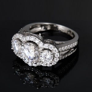 Anillo de Compromiso de Moissanita con Corte Brillante VVS1, Diseño de Flor con Halo de Tres Piedras, Engaste Pavé, Lujoso y Moderno, Anillo S925 - Product Image 3