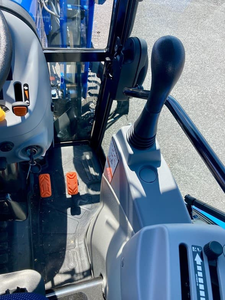 Tractor utilitario compacto New Holland Boomer 40 de 40HP 4WD con transmisión hidrostática y cargador frontal, listo para trabajar en la granja. - Product Image 6