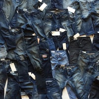Vêtements excédentaires de marque originale de qualité supérieure lot de stock de vêtements expédition d'usine annuler le surstock de pantalon en denim pour hommes et garçons