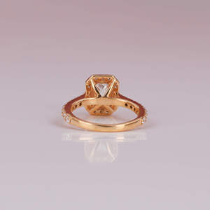 Anillo de Compromiso de Lujo con Diamante Cultivado en Laboratorio con Corte Esmeralda y Halo, Chapado en Oro de 18 Quilates, Estilo Moderno, Anillo de Regalo para Mujer - Product Image 3
