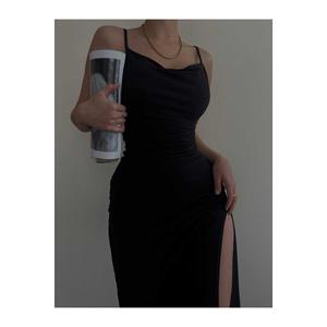 Abito aderente lungo in tessuto sabbioso con spacco sottile da donna