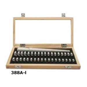 Jauge de taille de bague de mariage en aluminium emballé dans une boîte en bois - Product Image 2