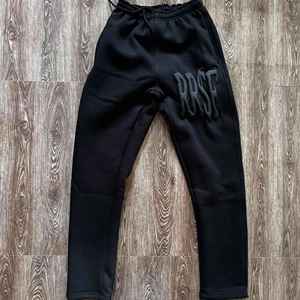 Survêtement texturé imprimé en relief avec un design en relief, un tissu extensible doux et une forme cintrée contemporaine - Product Image 5