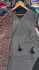 Rayón de diseño Evergreen con impresión digital Angrakha Kurti Pant y fabricante Dupatta de Surat a la tarifa más baja - Product Image 5