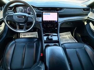 Grand Cherokee L Limited 2025 de Segunda Mano, SUV de Lujo de 7 Plazas, Motor V6 de 3.6L, Tracción en las 4 Ruedas, Automático, 6200lbs, Vehículo Familiar Todoterreno en Venta - Product Image 4