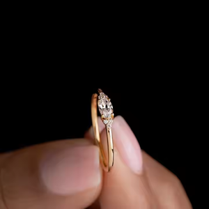 Everly 14K Gold Vermeil Dainty วงรีตัดมินิมอลแหวนซ้อนกับสีน้ำเงินอมเขียวใส CZ แหวนเพชรโดย trove - Product Image 2