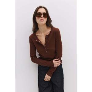 Blusa Casual de Manga Larga con Cuello Redondo, Logotipo Frontal y Mangas Tipo Capa - Product Image 4