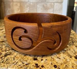 Cuenco de Hilo de Teca con Diseño Único, Calidad de Obra de Arte, para Tejer y Hacer Ganchillo, 10" x 4", Excelente Estado Vintage - Product Image 2