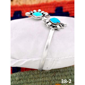 Pulsera Artesanal del Suroeste de Cuero de Búfalo Blanco con Santa María y Plata de Ley, Accesorio de Moda - Product Image 2